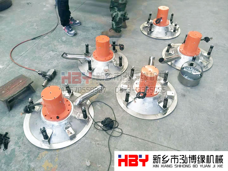 浙江嘉興的王經理生產的5臺HBY-GP600型高頻篩正在安裝，預計明天才能發貨